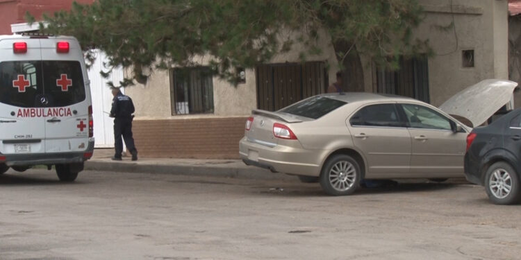 Niña de seis años resulta lesionada al caerle un vehículo en Cuauhtémoc