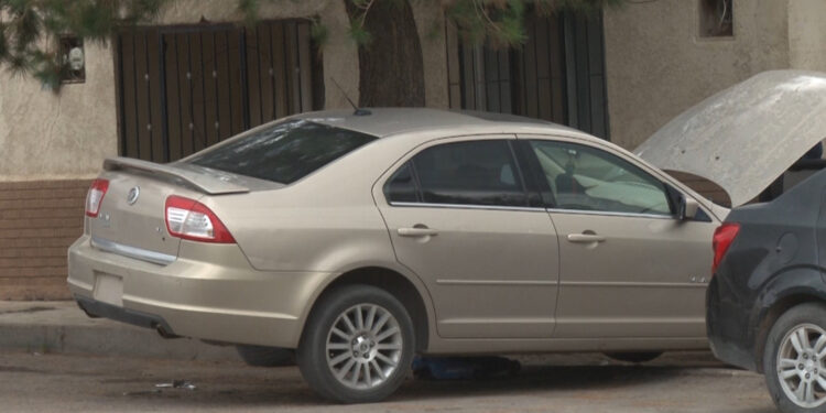 Niña de seis años resulta lesionada al caerle un vehículo en Cuauhtémoc