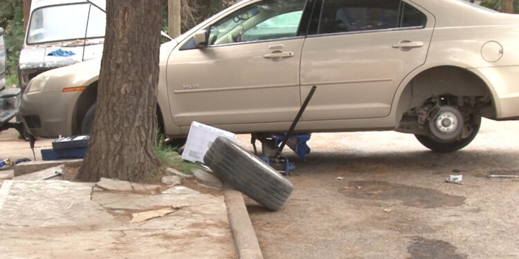 Niña de seis años resulta lesionada al caerle un vehículo en Cuauhtémoc