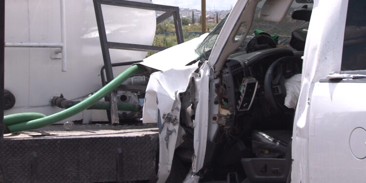 Conductor queda prensado tras chocar contra pipa en la colonia Aeropuerto