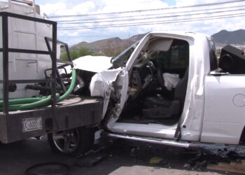 Conductor queda prensado tras chocar contra pipa en la colonia Aeropuerto