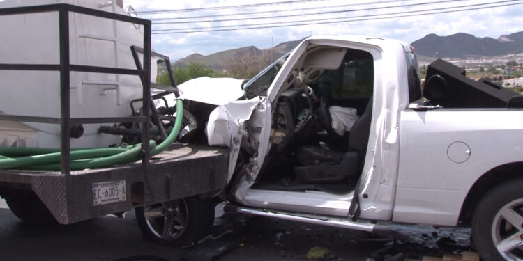 Conductor queda prensado tras chocar contra pipa en la colonia Aeropuerto