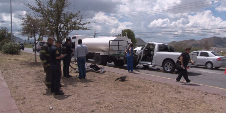 Conductor queda prensado tras chocar contra pipa en la colonia Aeropuerto