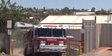 Incendio en fábrica de tejas moviliza a bomberos