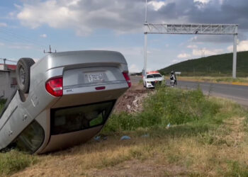 Un adulto mayor vuelca su auto en la carretera a Cuauhtémoc