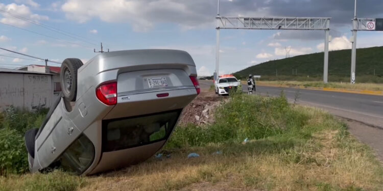 Un adulto mayor vuelca su auto en la carretera a Cuauhtémoc