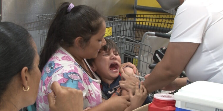 Arranca campaña de vacunación contra el sarampión en supermercados