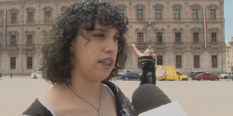 Colocan adornos patrios en Palacio de Gobierno