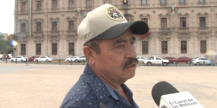 Colocan adornos patrios en Palacio de Gobierno