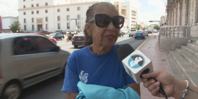 Colocan adornos patrios en Palacio de Gobierno