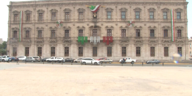Colocan adornos patrios en Palacio de Gobierno