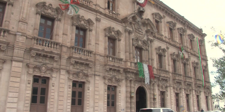 Colocan adornos patrios en Palacio de Gobierno