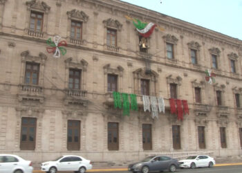 Colocan adornos patrios en Palacio de Gobierno