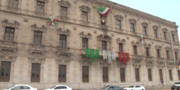 Colocan adornos patrios en Palacio de Gobierno
