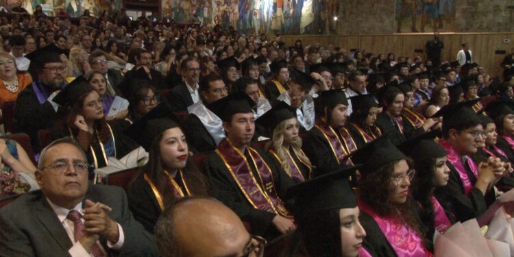 Egresan nuevos profesionistas de la UACH