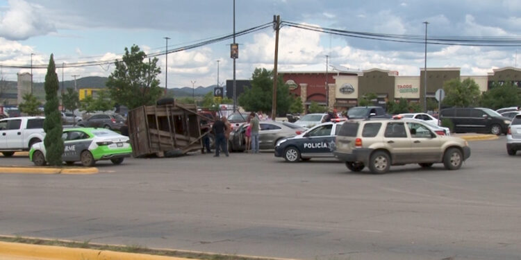 Conductor queda atrapado tras choque contra remolque en Cuauhtémoc