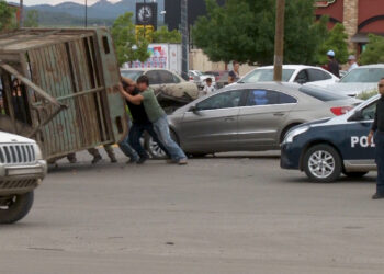 Conductor queda atrapado tras choque contra remolque en Cuauhtémoc
