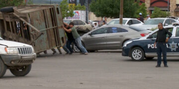 Conductor queda atrapado tras choque contra remolque en Cuauhtémoc