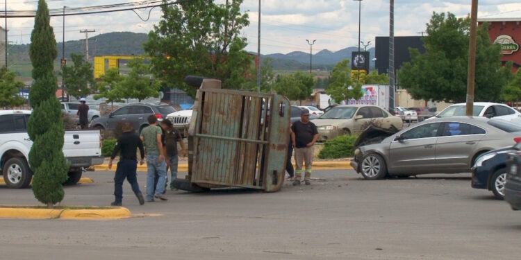 Conductor queda atrapado tras choque contra remolque en Cuauhtémoc