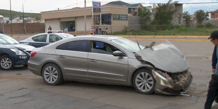 Conductor queda atrapado tras choque contra remolque en Cuauhtémoc