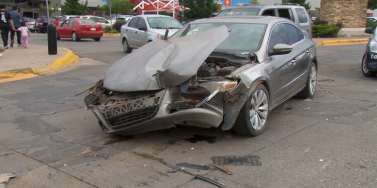 Conductor queda atrapado tras choque contra remolque en Cuauhtémoc