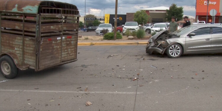 Conductor queda atrapado tras choque contra remolque en Cuauhtémoc