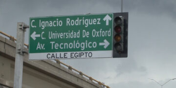 Semáforos descompuestos causan caos vial en Chihuahua