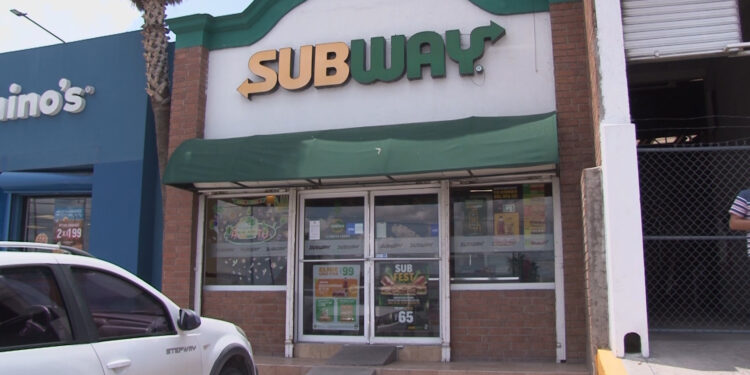 Roban ingredientes en sucursal de Subway