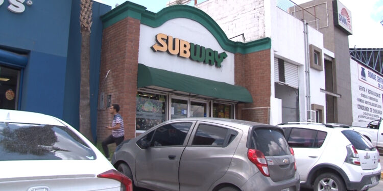 Roban ingredientes en sucursal de Subway