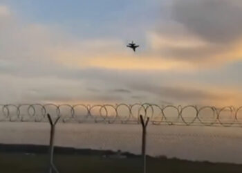 Avión  militar caza F-16 se estrelló contra la pista de un aeropuerto y arde en llamas