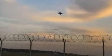 Avión  militar caza F-16 se estrelló contra la pista de un aeropuerto y arde en llamas