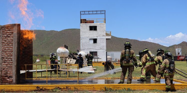 Cadetes de bomberos entrenan con fuego real