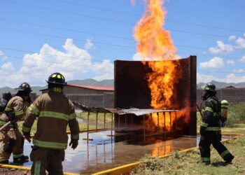Cadetes de bomberos entrenan con fuego real