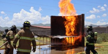 Cadetes de bomberos entrenan con fuego real