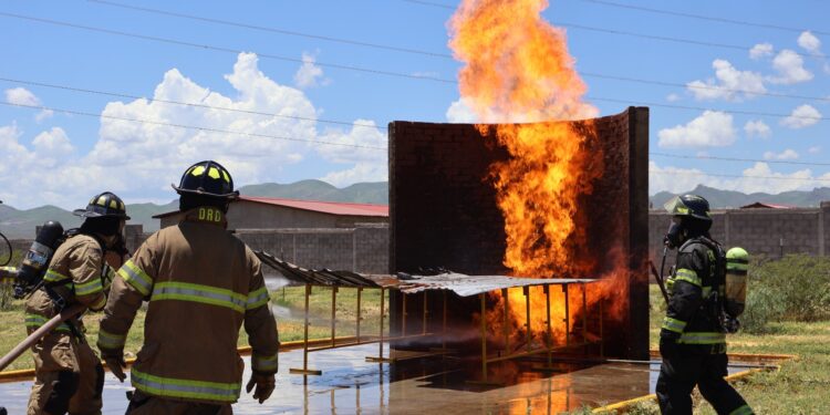 Cadetes de bomberos entrenan con fuego real
