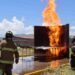 Cadetes de bomberos entrenan con fuego real