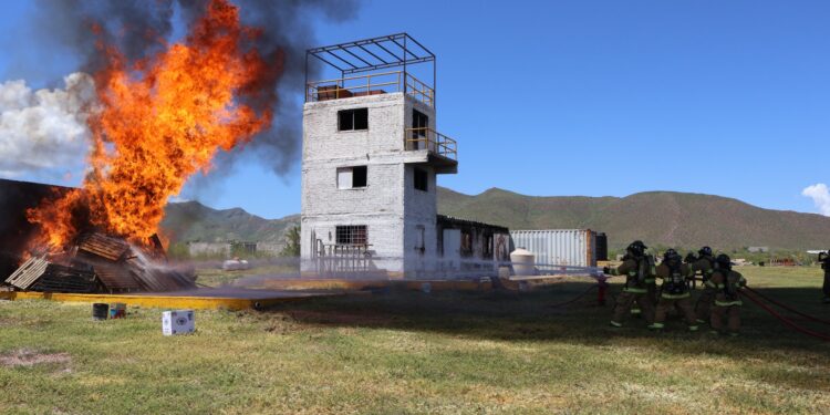 Cadetes de bomberos entrenan con fuego real