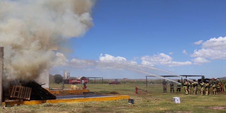 Cadetes de bomberos entrenan con fuego real