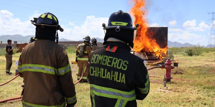 Cadetes de bomberos entrenan con fuego real
