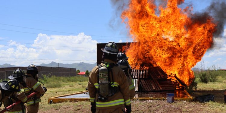 Cadetes de bomberos entrenan con fuego real