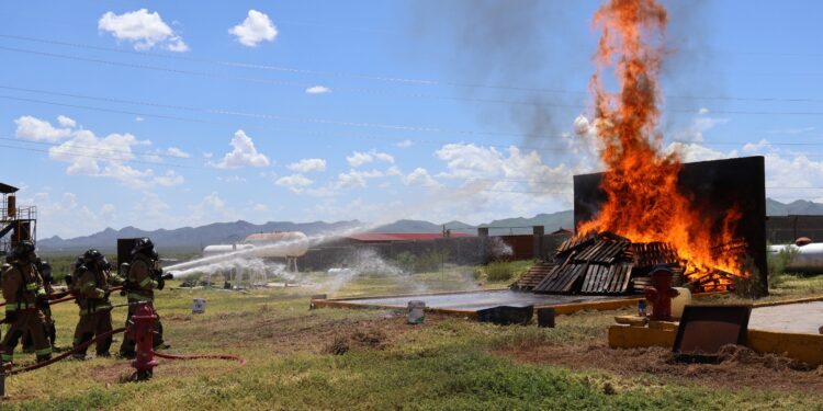 Cadetes de bomberos entrenan con fuego real