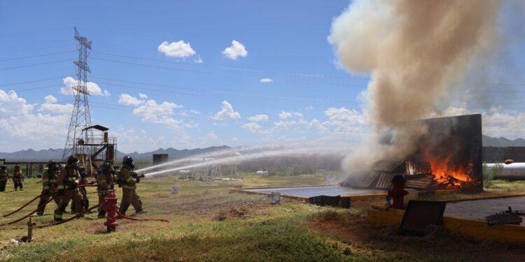 Cadetes de bomberos entrenan con fuego real