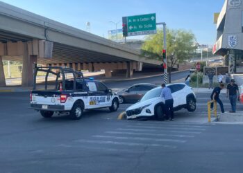 Conductora cae a desagüe al dar una vuelta en U en Periférico de la Juventud