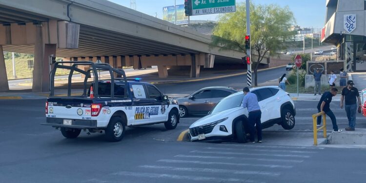 Conductora cae a desagüe al dar una vuelta en U en Periférico de la Juventud