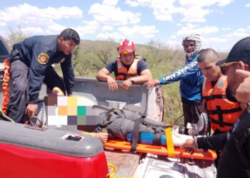 Rescatan bomberos a senderista lesionada en Lago Jacales