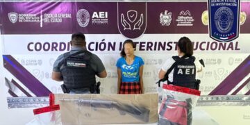 Detienen a mujer con 32 envoltorios con cristal y un arma tipo fusil en Riberas