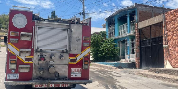 Incendia su casa porque sus padres residentes en EU no le dieron dinero