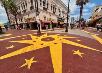 Repintan la calle Libertad con un toque estelar