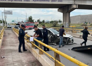 Mujeres quedan atrapadas entre los fierros tras choque en la Venceremos