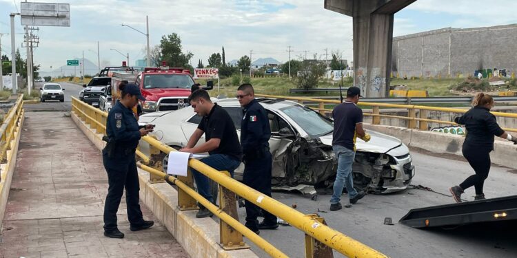 Mujeres quedan atrapadas entre los fierros tras choque en la Venceremos
